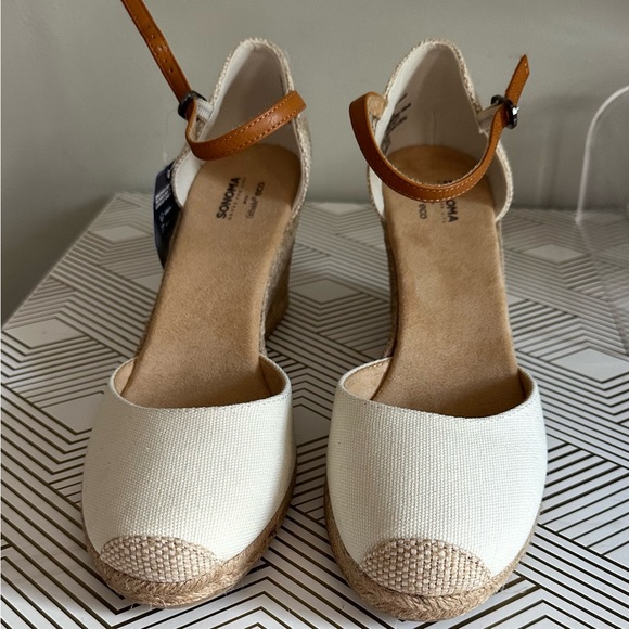 Cute & Comfy Wedges - Picture 4 of 5